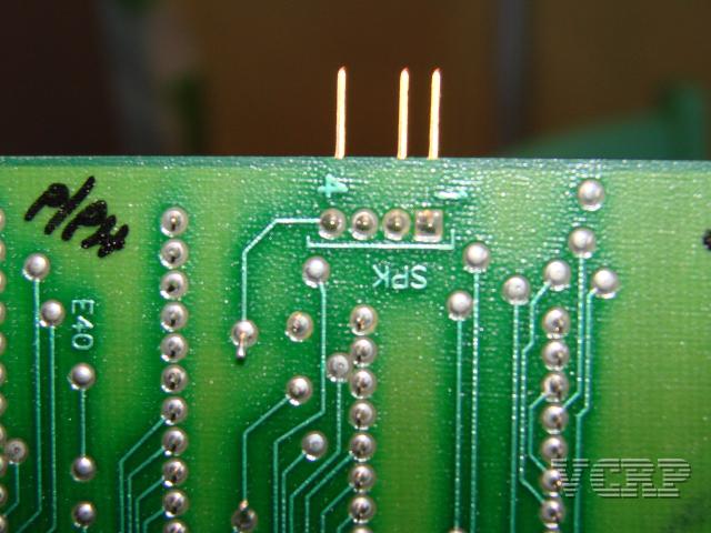 DSC00930.JPG - Detail de la carte mere : le connecteur pour l'enceinte ou bip